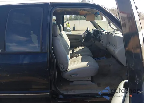 1998 Chevrolet C1500 Fleetside z USA, uszkodzony, nr VIN 1GCEC19M1WE172705